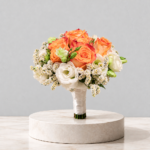 Ramo rosas naranja-blancas