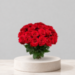 Rosas rojas en vaso de cristal